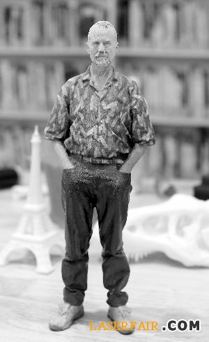 昨天，由江蘇省科協(xié)、南京弘谷信息科技有限公司、南京市天正小學(xué)三方聯(lián)合舉辦的3D打印科普課程示范現(xiàn)場(chǎng)會(huì)在天正小學(xué)圖書館舉行。孩子們已學(xué)會(huì)自己建模，自己設(shè)計(jì)3D打印的內(nèi)容。課堂的一角，有孩子們3D打印出來的成品：藍(lán)色的花、自由女神像、埃菲爾鐵塔&hellip;&hellip;天正小學(xué)是目前南京唯一一所開設(shè)3D打印課的小學(xué)，該課程將來還會(huì)在其他學(xué)校陸續(xù)推廣?，F(xiàn)代快報(bào)記者