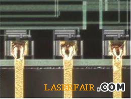 圖5、0.0015英寸厚的鍍金銅質(zhì)扁平導線被焊接到金屬化焊盤上。