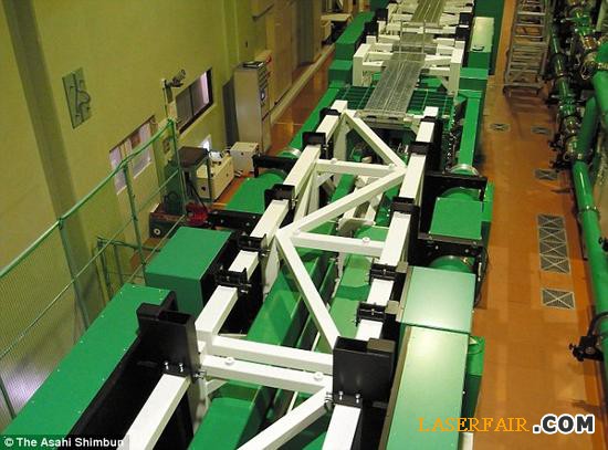 328英尺(100米)長的激光器。該激光器主要通過將能量集中在1皮秒(兆分之一秒)內發(fā)射出去，從而能夠釋放巨大的能量。