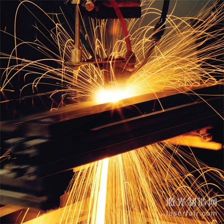 不管是船舶還是反應(yīng)堆容器，焊接在各種可靠的金屬結(jié)構(gòu)的形成過程中都是非常關(guān)鍵的一種操作方式。當(dāng)焊接失敗時(shí)，整個(gè)結(jié)構(gòu)往往也會失敗，所以對焊接質(zhì)量的期望只會越來越高。使用局部加熱源的工藝?yán)绾附?，很可能會?dǎo)致變形的產(chǎn)生。很厚的金屬零部件的焊接過程并不穩(wěn)定，如果沒有外部力量的話將會難以控制。