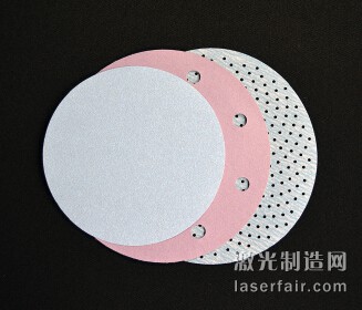 圖2：三個砂碟展示了其演化過程：從沒有孔到10mm直徑的孔， 再到更高密度的1.5mm的孔。(圖片來自：Norton|Saint-Gobain)