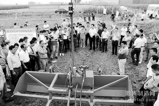 9月22日，全省激光平整地暨農(nóng)機(jī)信息化技術(shù)現(xiàn)場(chǎng)演示培訓(xùn)會(huì)在宿州市埇橋區(qū)西二鋪鄉(xiāng)葛林村召開(kāi)，農(nóng)技人員在講解激光平地儀使用知識(shí)。據(jù)了解，采用激光平地儀平整土地效率高，平整后的耕地高低誤差為2厘米，均水均肥，提高了土地利用率，為機(jī)械化作業(yè)創(chuàng)造條件。