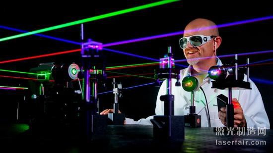 小科普：多少激光指示器才能變成激光槍？