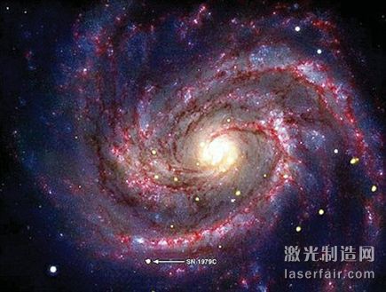 地球附近一個(gè)年僅30歲的黑洞被錢德拉X射線望遠(yuǎn)鏡發(fā)現(xiàn)。這個(gè)黑洞是距離地球約5000萬(wàn)光年的M100星系中超新星&ldquo;SN1979C&rdquo;的余燼，正在吞噬這顆超新星和伴星落下的物質(zhì)。