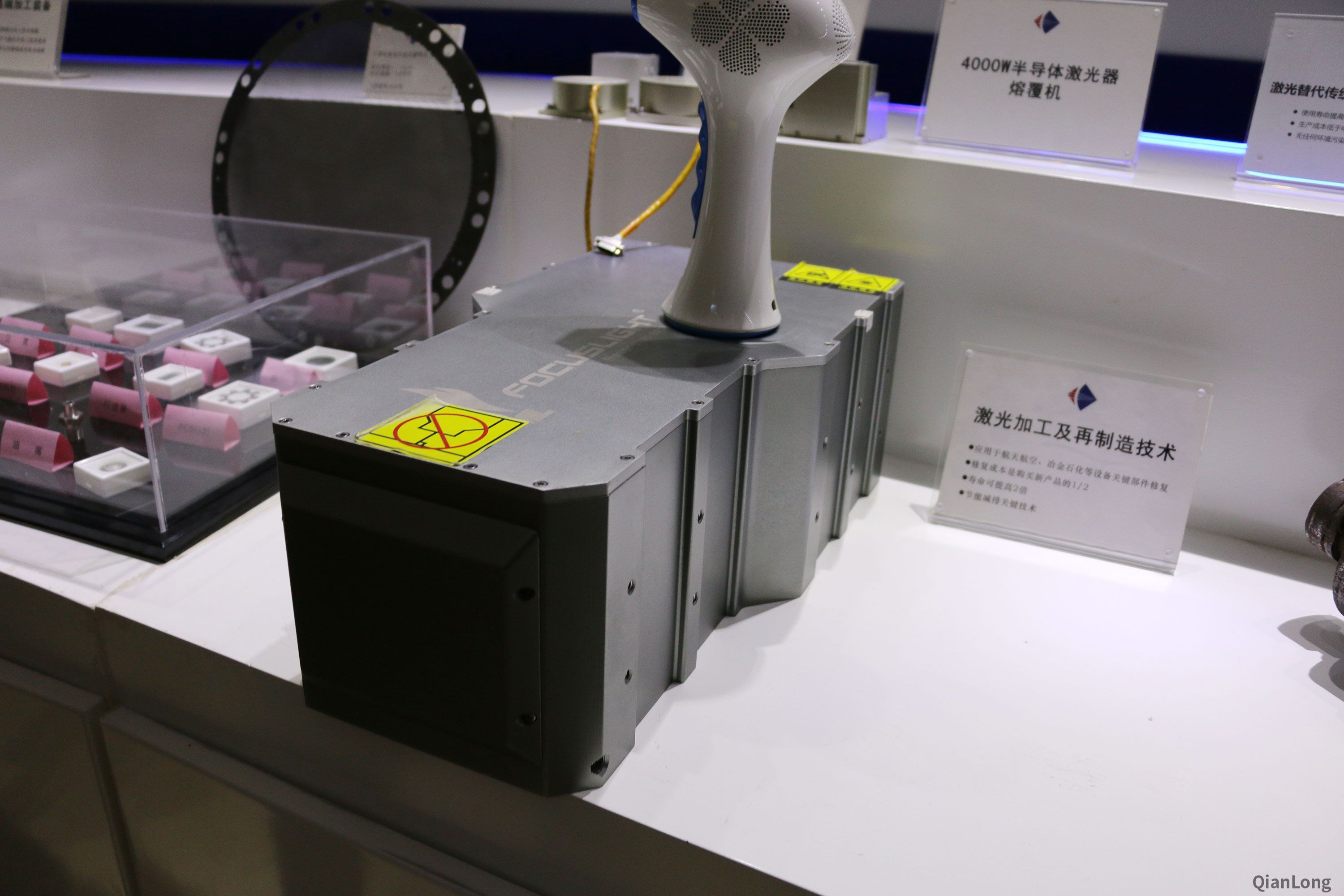 08.在西安光電所科技成果展示中心內(nèi)展出的激光熔覆設備，即4000w半導體激光熔覆機。（千龍網(wǎng)軍事頻道記者 馬群 攝）