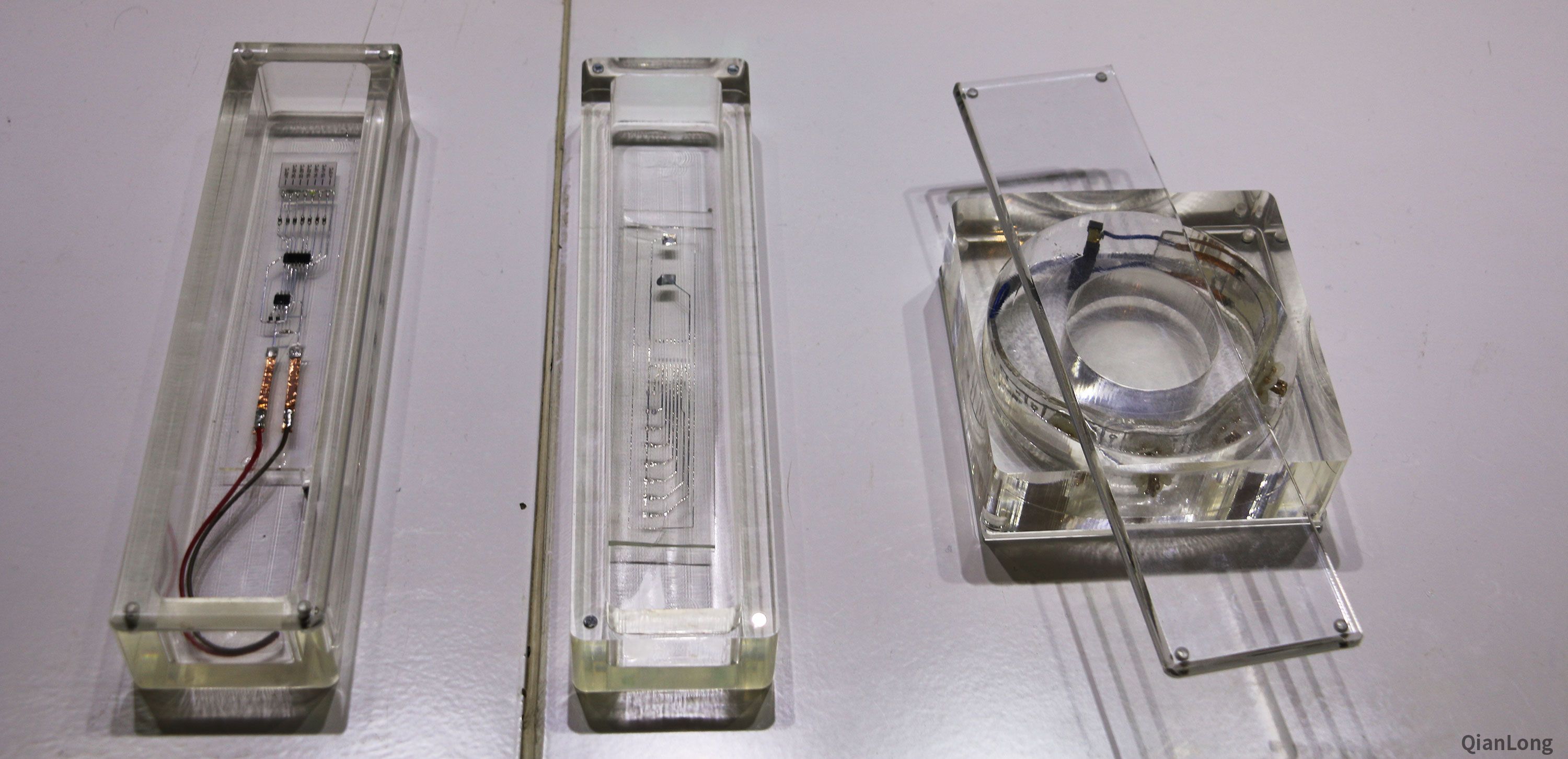 23.在西安光電所科技成果展示中心內(nèi)展出的液態(tài)金屬電子增彩制造的樣品。西安光電所獨創(chuàng)的液態(tài)金屬電子增彩技術，目前已實現(xiàn)液態(tài)金屬打印雷達波天線，并可融入飛機機翼或人類皮膚表面。（千龍網(wǎng)軍事頻道記者 馬群 攝）