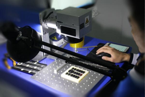 激光自動化，手機中框?qū)щ娢蛔詣予D雕解決方案