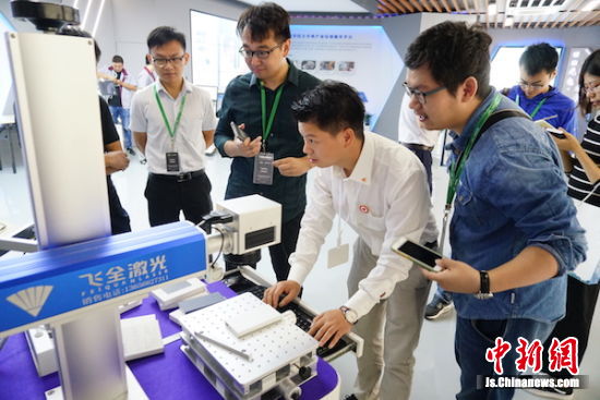 激光打印機(jī)引來眾人的關(guān)注。通過程序設(shè)置，這臺打印機(jī)可以定制化打印。