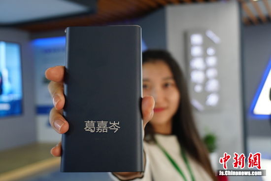 激光打印機(jī)將人名打印在了充電寶上，個性十足。