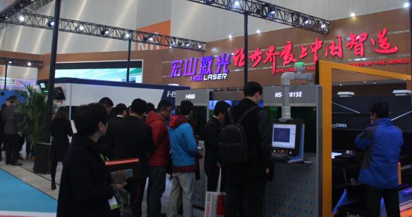 宏山激光:激光設(shè)備+機(jī)械手 打造國(guó)際智能生產(chǎn)線 宏山激光:激光設(shè)備+機(jī)械手 打造國(guó)際智能生產(chǎn)線