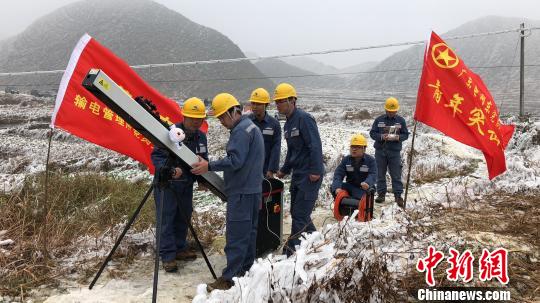 廣東電網(wǎng)亮出高科技防冰 激光清障儀現(xiàn)身 廣東電網(wǎng)亮出高科技防冰 激光清障儀現(xiàn)身