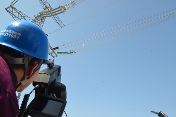 風(fēng)箏掛電線上了怎么辦 “激光炮”一分鐘搞定 風(fēng)箏掛電線上了怎么辦 “激光炮”一分鐘搞定