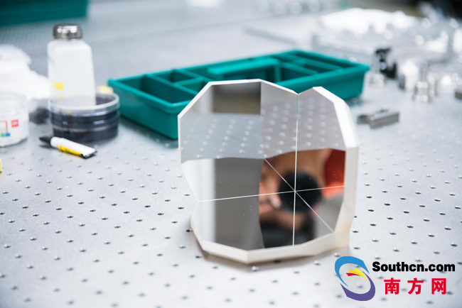 &ldquo;魔鏡&rdquo;上&ldquo;鵲橋&rdquo; 中山大學(xué)牽頭研制激光角反射器