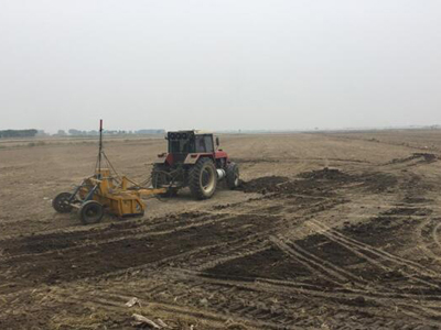 天津激光平地機為耕地“美容” 天津激光平地機為耕地“美容”