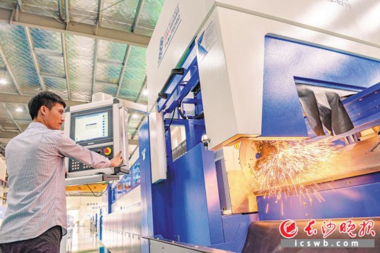  昨日，位于雨花經(jīng)開區(qū)內(nèi)的湖南大族智能裝備制造基地竣工投產(chǎn)，產(chǎn)業(yè)工人加緊調(diào)試一批剛組裝完工的激光加工設(shè)備。 長沙晚報(bào)記者 陳飛 攝