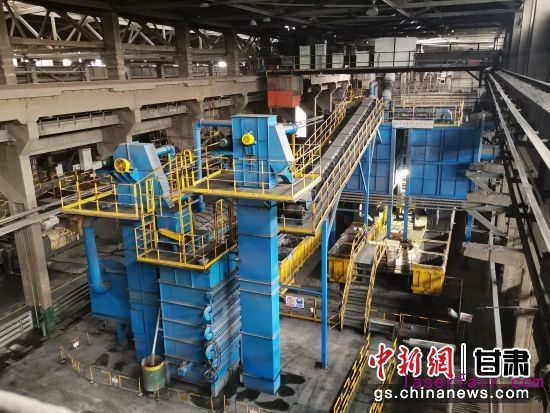 圖為酒鋼集團西部重工公司消失模生產(chǎn)線。 白海濤 攝