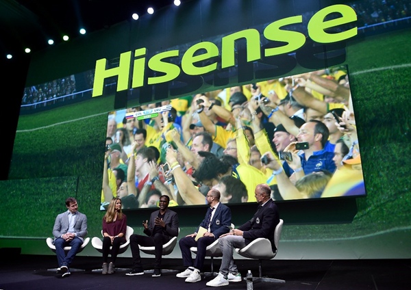 家電巨頭角逐激光顯示技術(shù) 歐洲杯助力中國企業(yè)“出?！?/></p><p>　　海信激光電視以超大尺寸的顯示畫面、真實(shí)還原自然的純真色彩，給消費(fèi)者帶來影院級和健康舒適的觀看體驗(yàn)。隨著消費(fèi)升級的加快，及疫情影響下消費(fèi)者居家觀影、觀賽需求的增加，大屏激光電視市場的角逐也日益激烈。目前，除海信、長虹、光峰、小米、極米等本土企業(yè)積極布局外，三星、索尼、LG等巨頭也先后加碼激光顯示，越來越多的國際玩家加入到激光顯示行業(yè)中來。</p><p>　　有關(guān)專家認(rèn)為，激光電視異軍突起的背后，是液晶電視經(jīng)過20多年發(fā)展，技術(shù)已觸及天花板、難以實(shí)現(xiàn)突破的局面，與此同時，新一輪消費(fèi)升級加快，用戶需求已經(jīng)從單一功能性轉(zhuǎn)變?yōu)楦⒅仄焚|(zhì)、健康的需求，行業(yè)變革一觸即發(fā)。</p><p>　　作為2020歐洲杯頂級贊助商，即將拉開大幕的歐洲杯也被視為海信的又一次機(jī)遇。數(shù)據(jù)顯示，2016歐洲杯的全球收視累計(jì)觀看人群超過66億人次，僅中國就有12億人次觀看。受疫情、現(xiàn)場人數(shù)限制等影響，2020歐洲杯的觀看人數(shù)將創(chuàng)新高，據(jù)預(yù)測，2020歐洲杯中國國內(nèi)觀看人群將超過20億人次。業(yè)內(nèi)人士分析認(rèn)為，切中大屏消費(fèi)趨勢的海信激光電視或成歐洲杯最大黑馬。</p><p><br/></p></div>
<p><strong>轉(zhuǎn)載請注明出處。</strong></p>
</div>
<div   id=