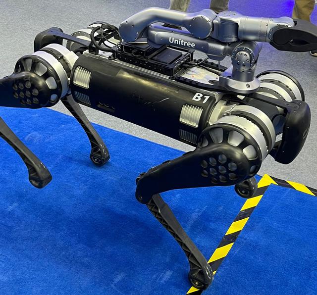 北京市消防救援總隊(duì)展臺(tái)展出的“四足機(jī)器人”。宋婧 攝