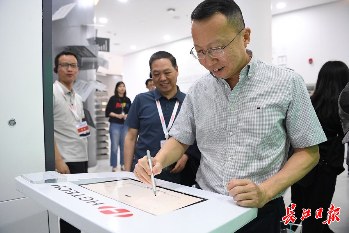 “總編輯看光谷”采訪調(diào)研活動走進華工科技。長江日報記者高勇 攝