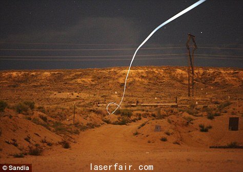 在美國(guó)圣地亞國(guó)家實(shí)驗(yàn)室的一次夜間測(cè)試中，一顆自我導(dǎo)航子彈上的微型發(fā)光二極管照亮了彈道軌跡