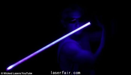 這款激光劍采用Spyder 3激光器，是能夠合法買(mǎi)到的功率最大的激光器