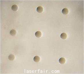 利用ps-Laser 1064 nm， 50 W進(jìn)行陶瓷鉆孔