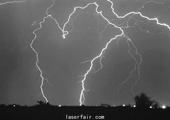 環(huán)球時(shí)報(bào)消息 美國軍方最近正在測試一種新型超級武器，這不是以前傳說的激光武器和電磁炮，而是一種全新的&ldquo;閃電&rdquo;武器。試驗(yàn)成功后，美國將實(shí)現(xiàn)在戰(zhàn)場上用閃電來打擊敵人。