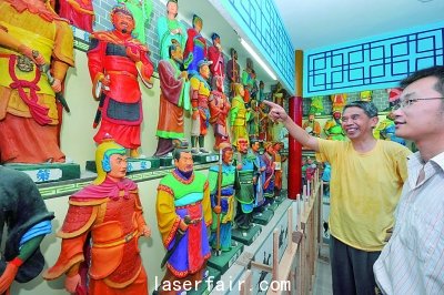 襄陽一老人在自辦的&ldquo;三國人物泥塑館&rdquo;為參觀者介紹自己的泥塑作品。