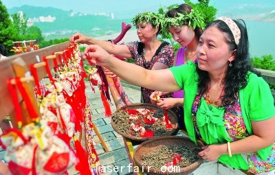 在屈原故鄉(xiāng)宜昌秭歸縣，居民用艾葉、花椒和丁香等制作香囊。