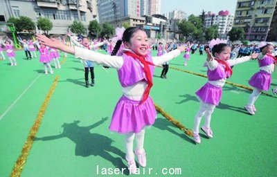 黃石市第八屆校園文化藝術節(jié)上孩子們在表演舞蹈。