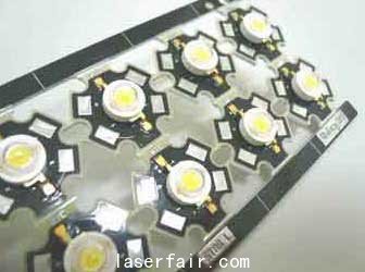 圖說：LED芯片大多利用芯片大型化、改善發(fā)光效率、采高取光效率封裝，及大電流化達高亮度目標。