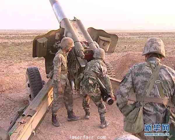 原文配圖： 各司其職，炮手一發(fā)實彈裝填。呂海金 攝