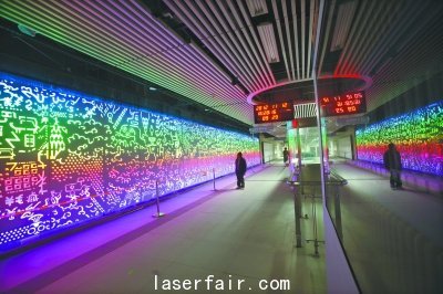 光谷地鐵站建全國(guó)首面25米激光&ldquo;跨界&rdquo;藝術(shù)墻