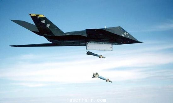 資料圖：F-117投下兩枚激光制導炸彈。