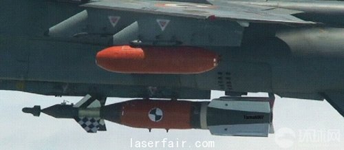 正在印度空軍美洲虎戰(zhàn)斗機上進行投放試驗的Sudarshan精確制導(dǎo)炸彈。