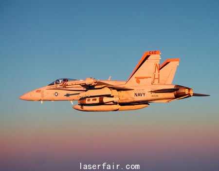 資料圖：美國(guó)海軍&ldquo;大黃蜂&rdquo;艦載戰(zhàn)斗機(jī)掛載JDAM炸彈飛行