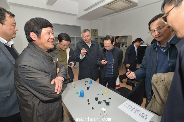 與會(huì)領(lǐng)導(dǎo)專家參觀中心實(shí)驗(yàn)室