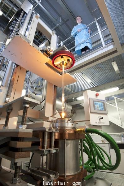 科學(xué)家利用這種新型的激光，可以研制在數(shù)厘米距離上，能把粒子的能量提升至很高水平的緊湊加速器。