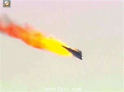 8日，美國海軍公布一段視頻，顯示新型激光武器在早期測試中擊落低空飛行無人機，損毀小型艦艇。