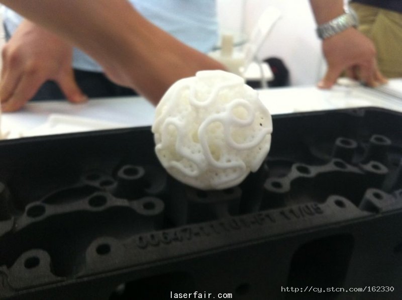 創(chuàng)業(yè)板上市公司金運激光的激光雕塑產(chǎn)品，先用繡花技術(shù)弄好再根據(jù)激光打印出來的，主要用于婚紗和高檔服飾。