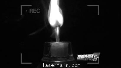 激光筆是生活中常用的物品，很多老師和導(dǎo)游都會(huì)用激光筆來做指引作用的小工具，但網(wǎng)絡(luò)傳言說用激光筆15秒能夠點(diǎn)燃火柴，這個(gè)傳言是否是真實(shí)的呢，記者準(zhǔn)備了兩個(gè)激光筆進(jìn)行現(xiàn)場(chǎng)試驗(yàn)。