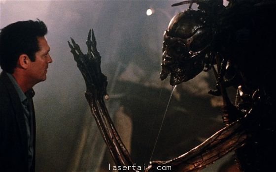 天文學(xué)家相信外星人可能正通過(guò)發(fā)出閃爍的激光信號(hào)的方式試圖與地球取得聯(lián)系，他們發(fā)出的信號(hào)就像是宇宙之海中的孤獨(dú)燈塔