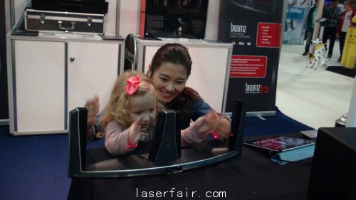 音樂還能這么玩？國外體驗(yàn)BEAMZ激光演奏器