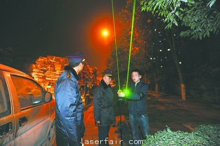 1月10日晚，經(jīng)過沙區(qū)市政行政執(zhí)法支隊3位隊員的勸解，賣激光手電筒的攤主離開。