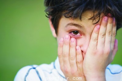 在今年央視&ldquo;3&middot;15&rdquo;晚會(huì)上，主持人演示了兒童常玩的激光筆的威力，用它可將一個(gè)氣球打爆。激光筆的威力還不止于此，它所射出的光會(huì)損害人的眼睛和皮膚。