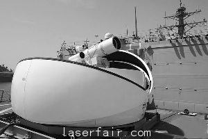 2012年7月30日，美國&ldquo;杜威號&rdquo;導(dǎo)彈驅(qū)逐艦上臨時安裝的激光武器系統(tǒng)
