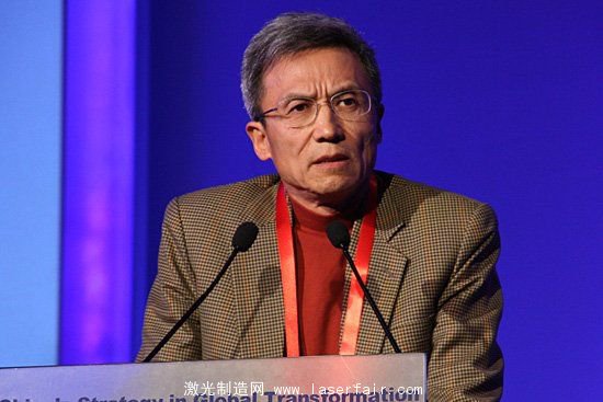 中歐國際工商學(xué)院教授，正和島島鄰許小年。