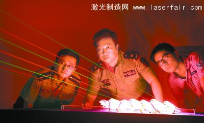 科研人員正在試驗全內(nèi)腔氦氖綠光激光器。 何書遠 攝