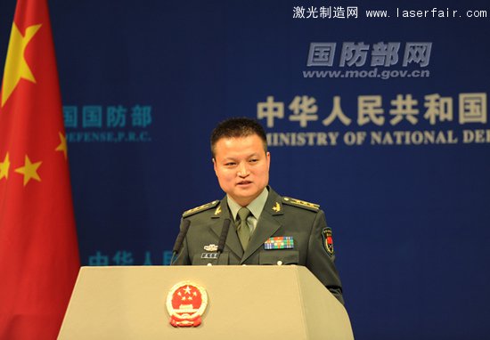 國(guó)防部新聞事務(wù)局副局長(zhǎng)、國(guó)防部新聞發(fā)言人楊宇軍上校答記者問(wèn) 周琳攝