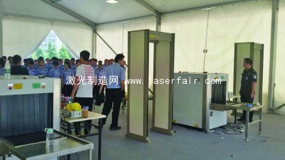 實訓(xùn)安檢大棚里，五十多個安檢經(jīng)理正在接受培訓(xùn)。 邢媛媛 攝